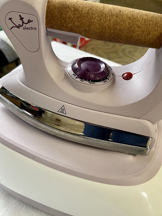 Ferro de engomar com caldeira Jata