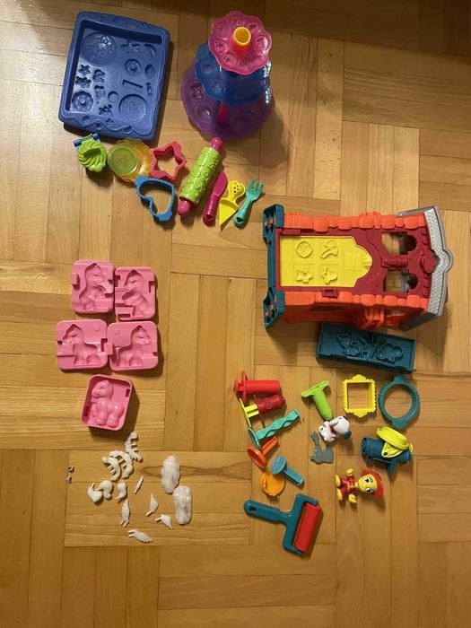 3 zestawy Zestaw Play-Doh remiza patera do ciast koniki Pony