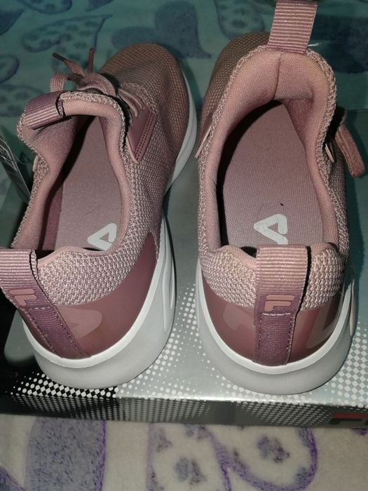 Продам новые оригинальные кроссовки Fila