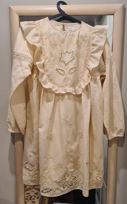 Vestido Zara para menina 13-14 Anos. Cor creme.