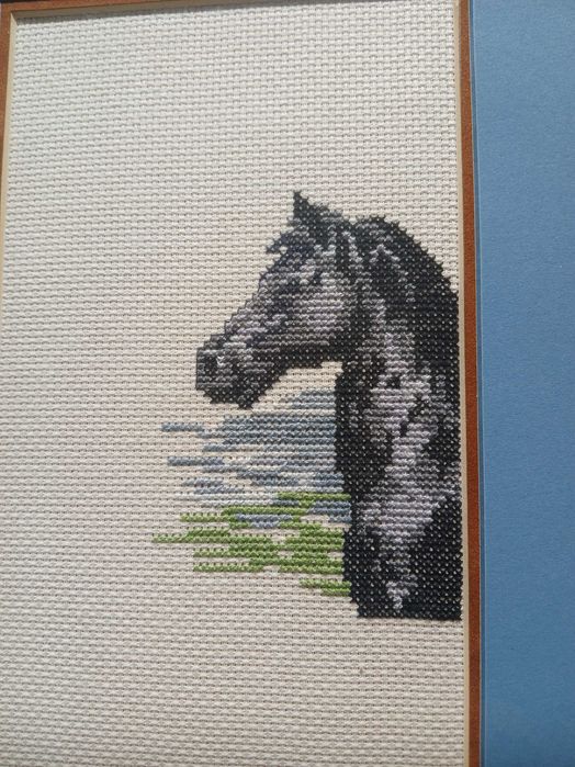 Quadro bordado a ponto cruz.  altura 38cm largura 27 cm