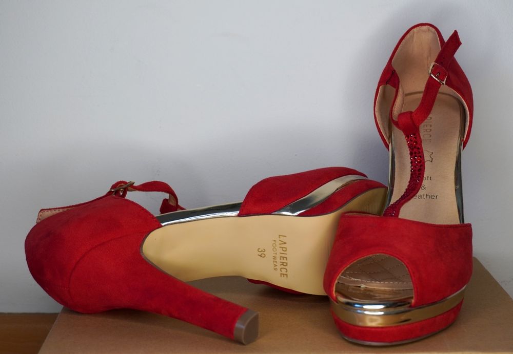 Sapatos de salto alto vermelhos