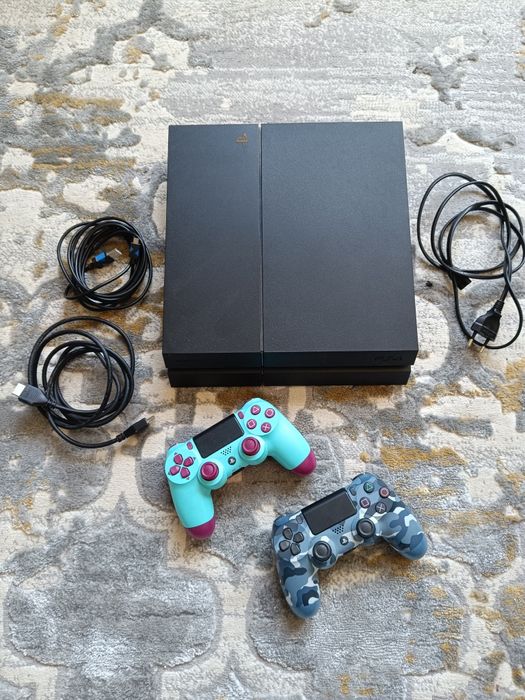 Playstation 4 in excellent condition with two controllers64309593041667123