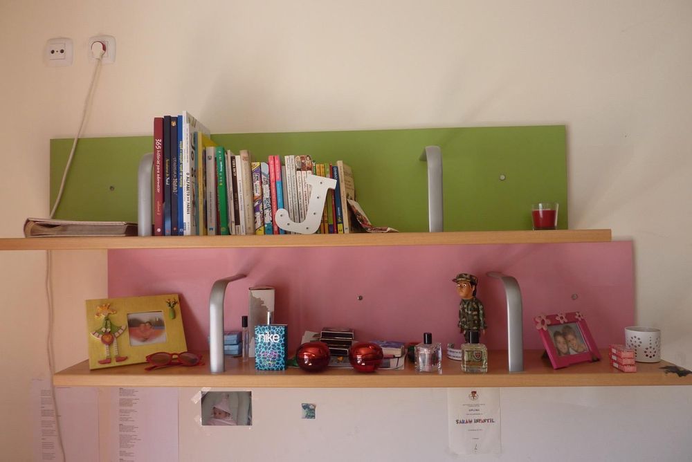 Prateleiras de madeira juvenis