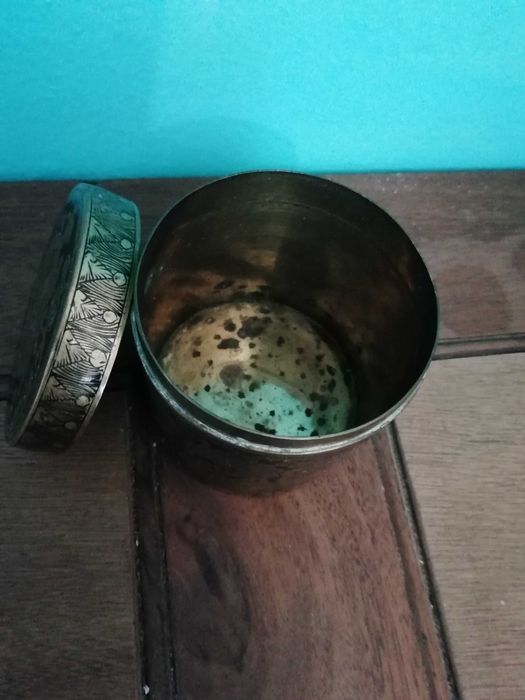 Caixa de chá ou tabaco em latão lacado. Islamica inic sec XX