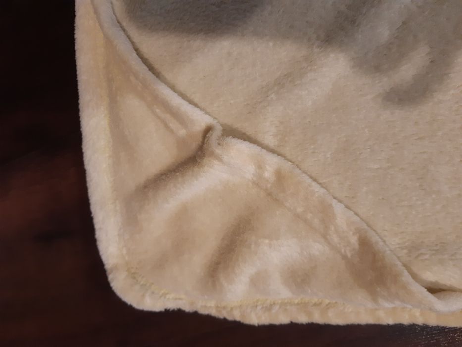 Żółty kocyk polarowy z kapturkiem rozmiar 75x75