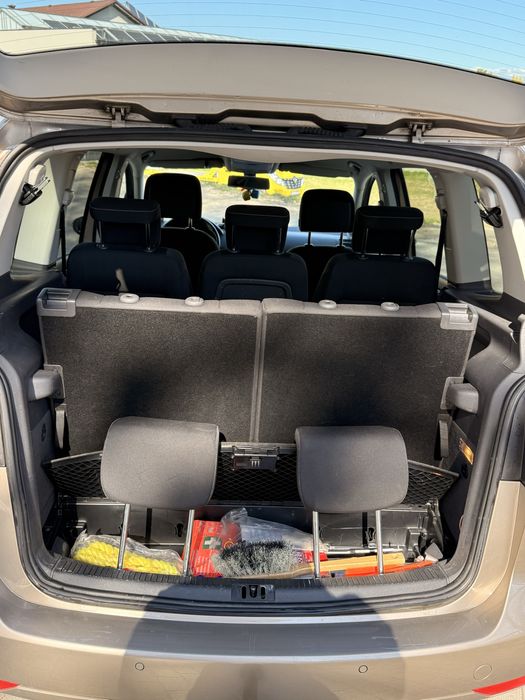 Dwa samochody VW Touran Cup / Life