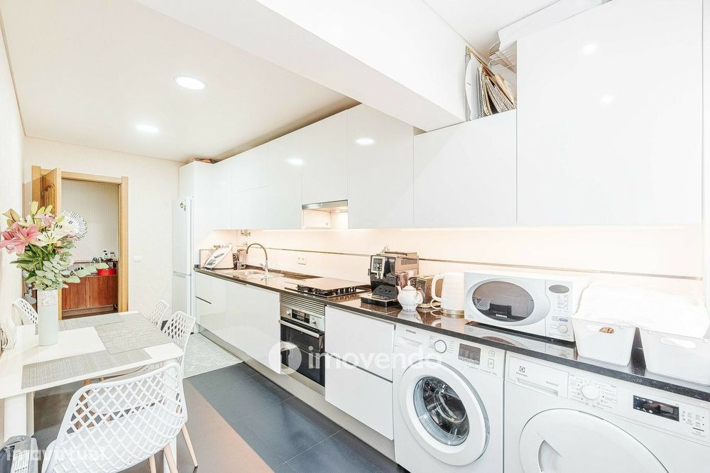 Apartamento T2 remodelado, com cozinha semi-equipada, em Cascais