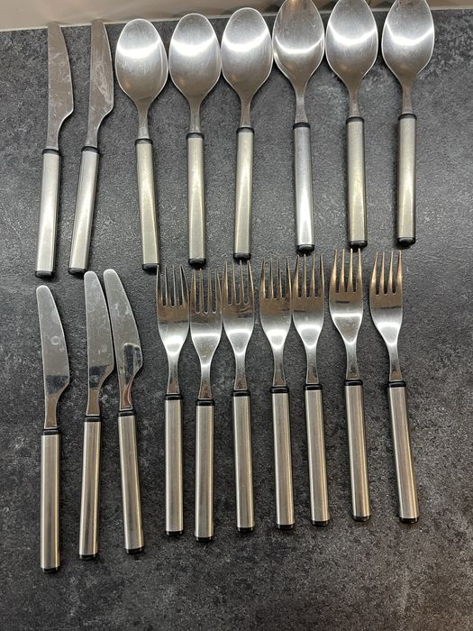 Столові прибори вилки ложки ножі