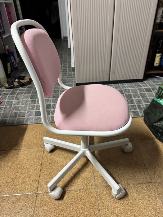 Cadeira IKEIA p/secretária criança, branco/rosa modelo ÖRFJÄLL