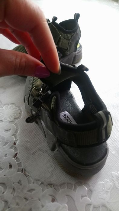 Босоніжки з закритим носиком