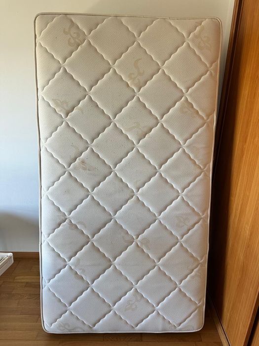Cama de Solteiro com Colchão de Molas Ensacadas