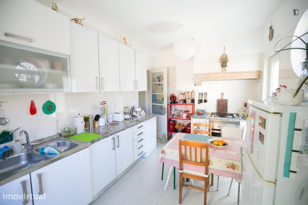 Quarto - localizado em Campolide Lisbon