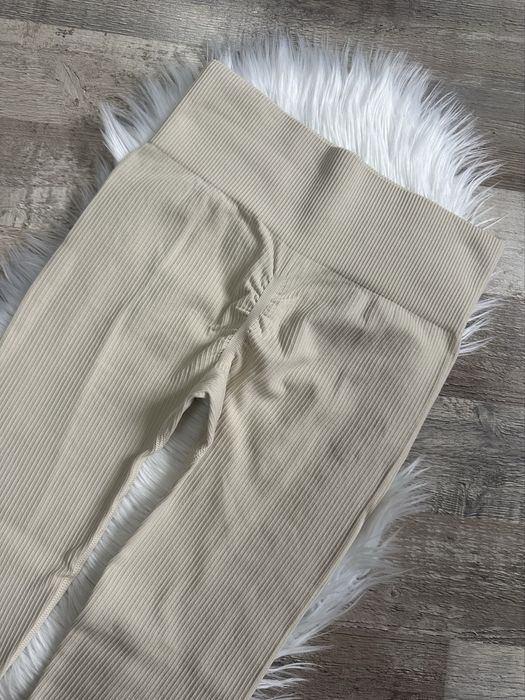 Нові лосіни в рубчик , розмір S , пушап еффект