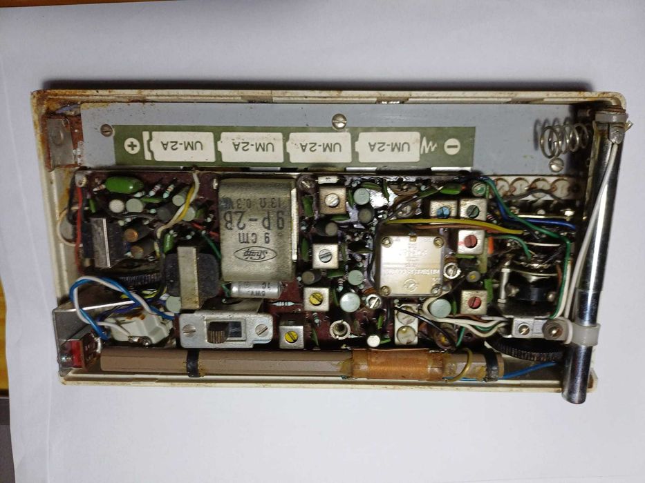 Rádio antigo a pilhas - Sharp