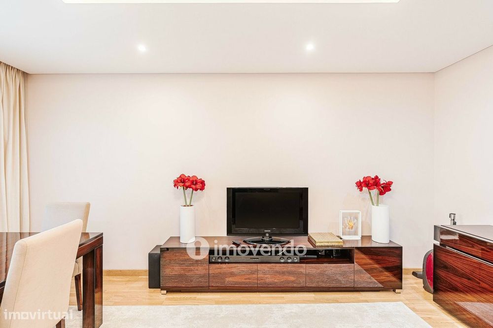 Apartamento T2 remodelado, com cozinha semi-equipada, em Cascais