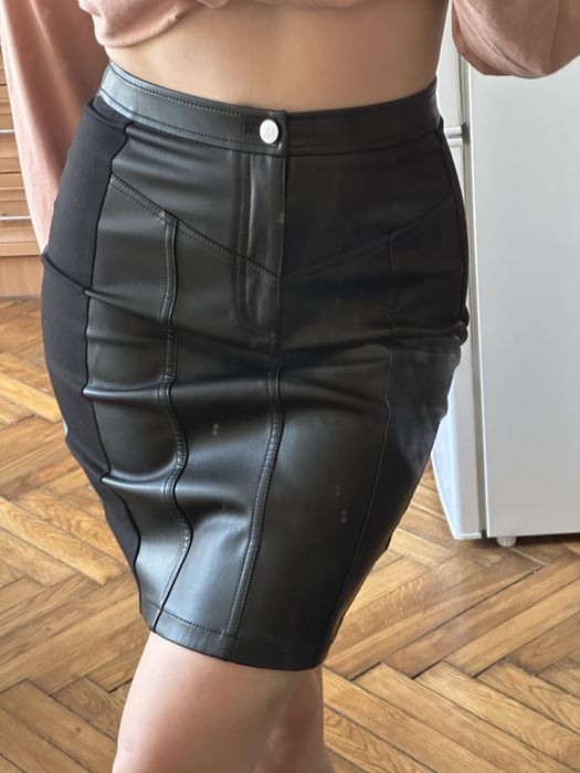 Чорна кожана спідниця