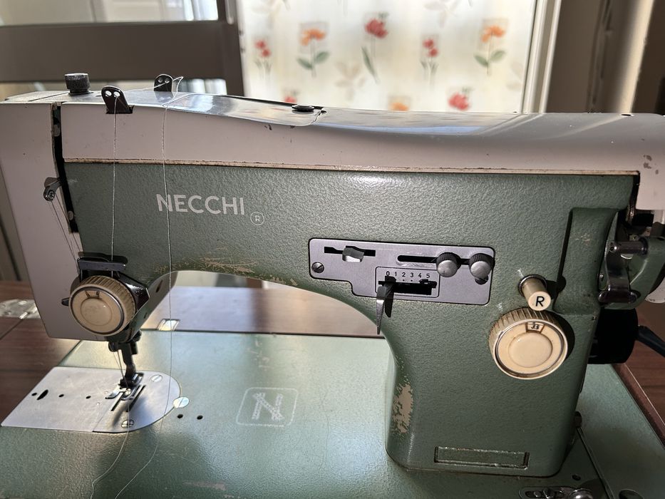 Máquina de costura Necchi com móvel