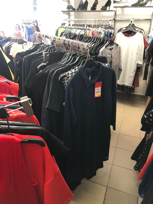 Odzież sukienki bluzki spodnie swetry