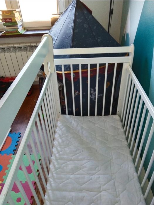 Białe drewniane łóżeczko