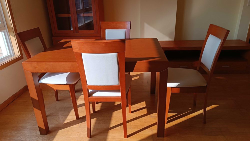 Conjunto mesa de sala de jantar extensível mais 4 cadeiras