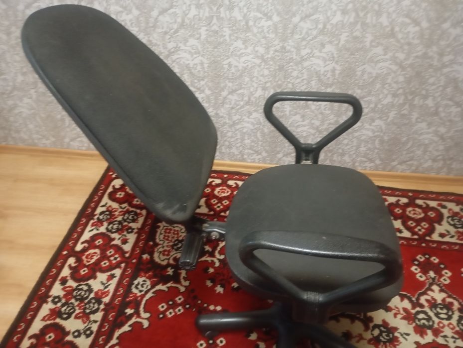 Продам крісло комп'ютерне