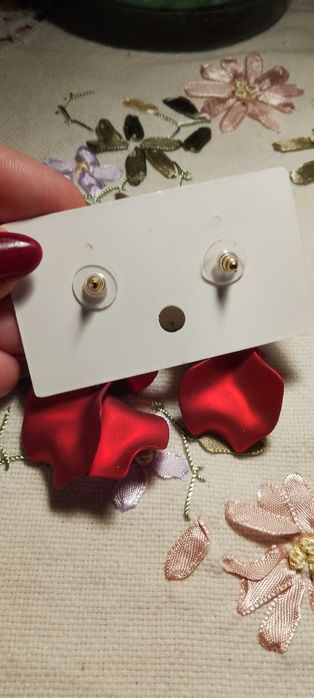 Eleganckie czerwone kolczyki płatkowe nowe