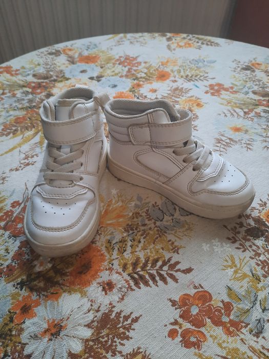 Białe buciki na rzep