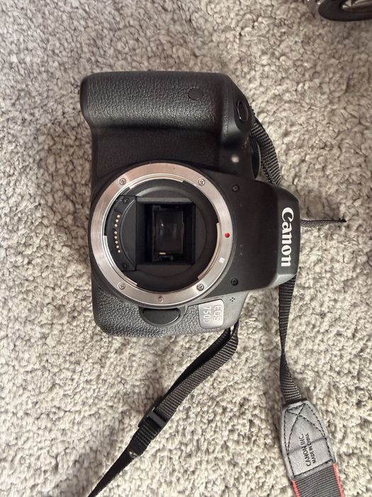Vendo canon 750d (inclui bolsa + carregador de baterias + 2 lentes)