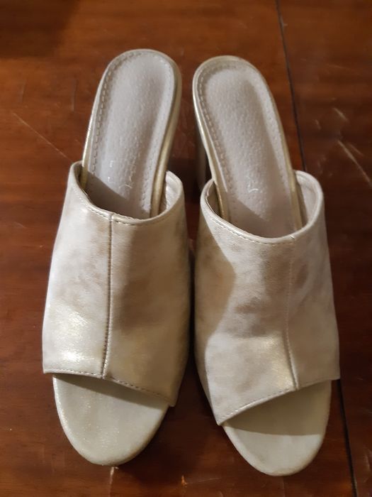 Продається взуття