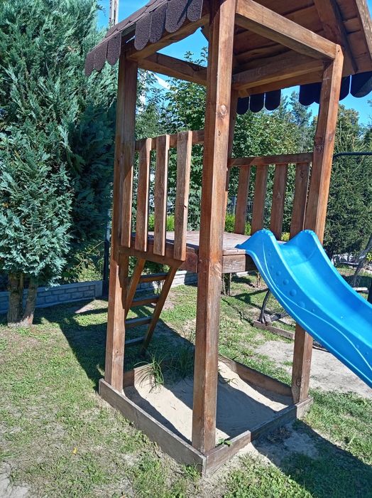 Drewniany plac zabaw ze zjeżdżalnią