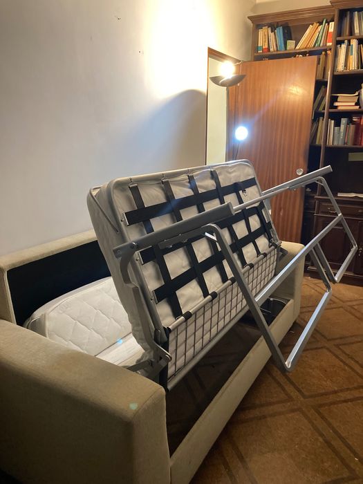 Sofá-cama bege com design moderno