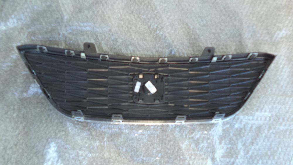 grelha central cromada Seat Ibiza 2014 (original em bom estado)