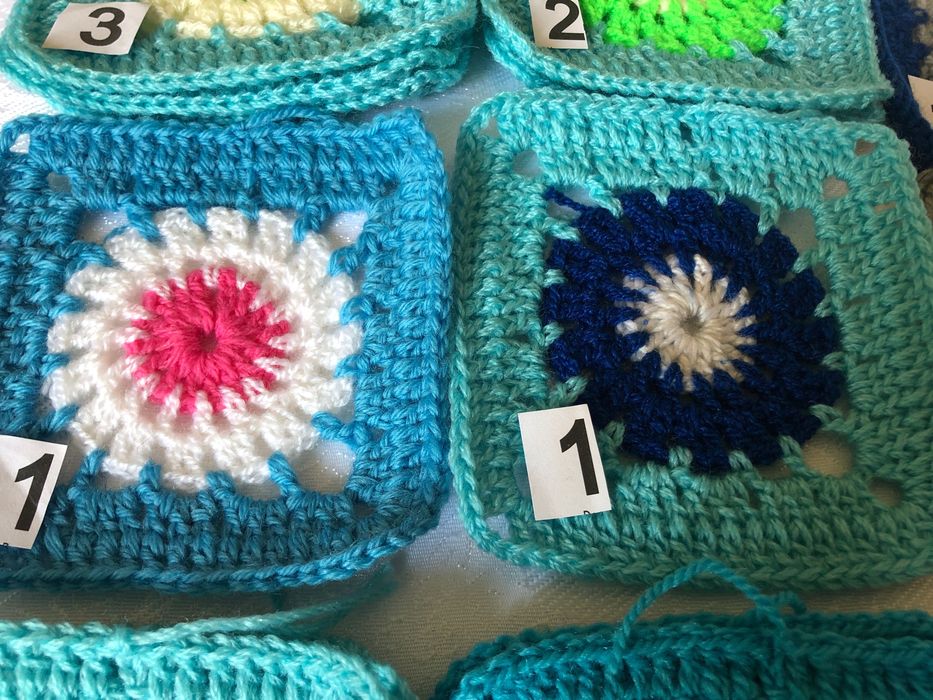 kwadrat Babuni na szydełku, pled ,sweter, wielkość 9-11cm, NOWE,