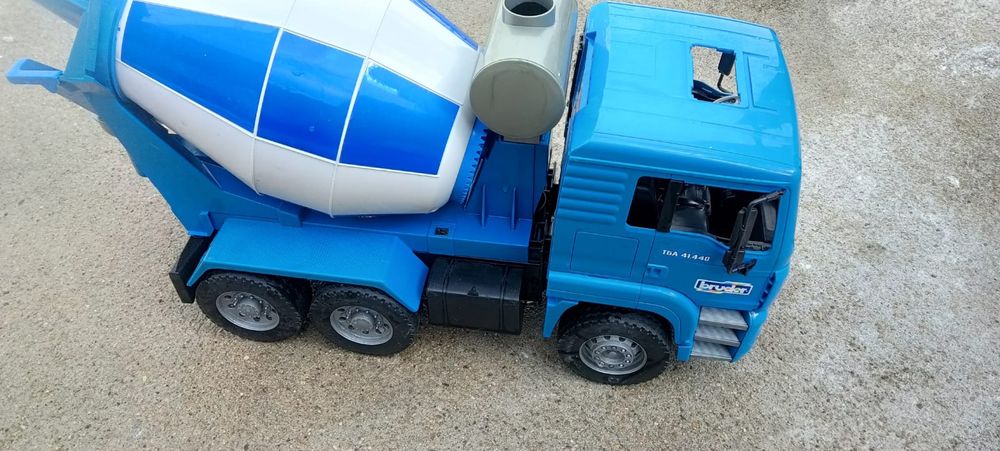 Camião betoneira grande (cerca de 40 cm) em bom estado.