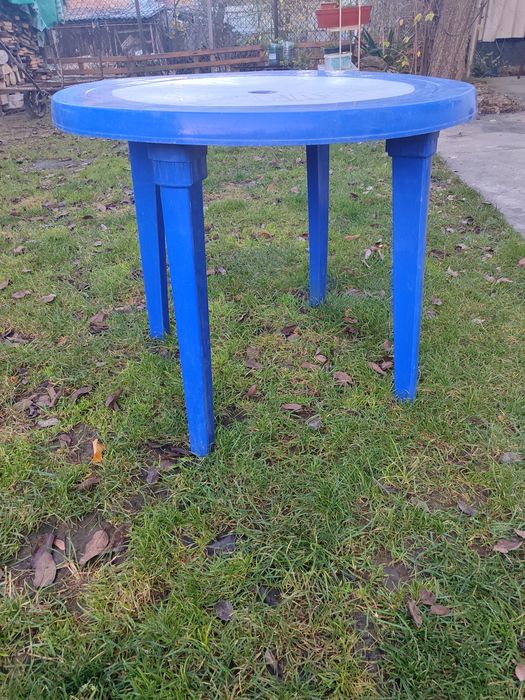 Стіли пластикові бу