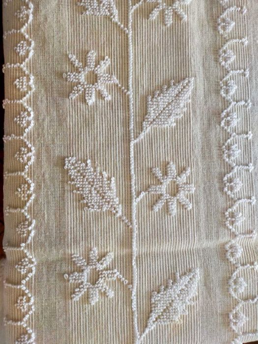 Toalha de Mesa nova em linho bordada à mão