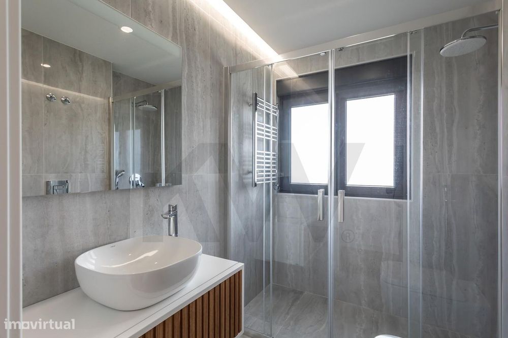 Charmosa Moradia T5 com Jardim Totalmente Remodelada -  Sassoeiros, Ca