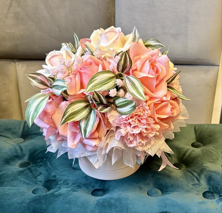 Flower box, róże, goździki, kwiaty jak żywe