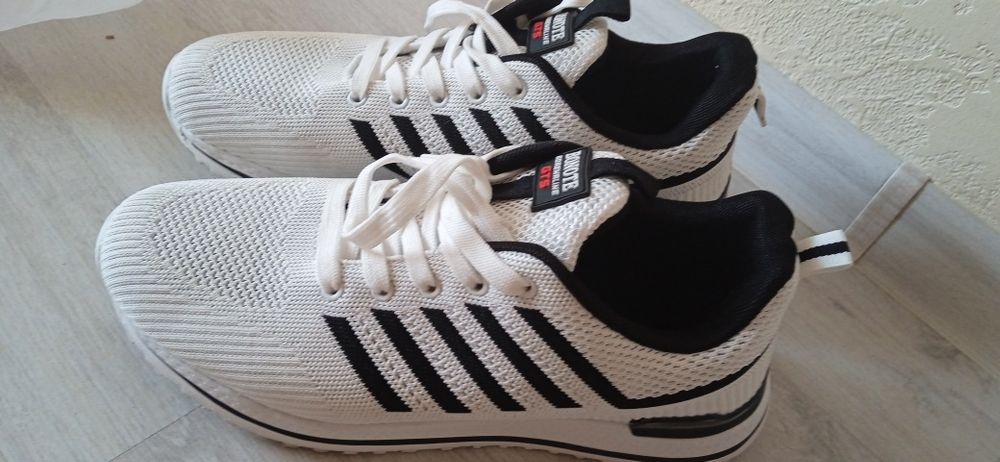 Продам стильні чоловічі кросівки