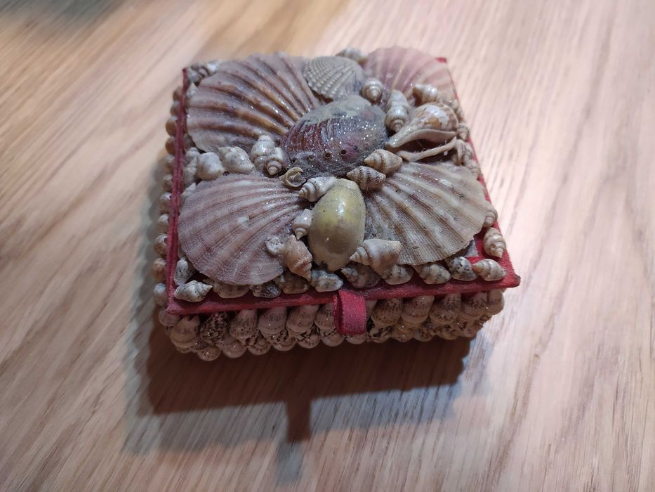 Pudełko z muszelek dekoracyjne używane