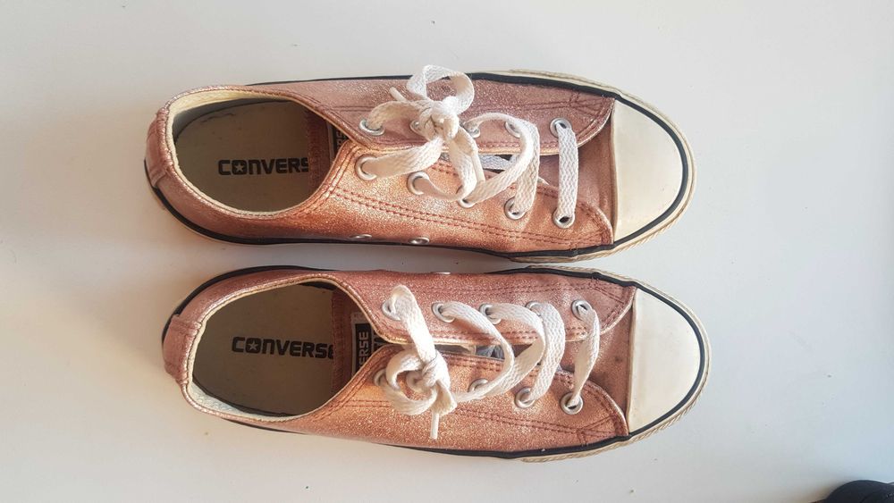 Vários tipos calçado como novos