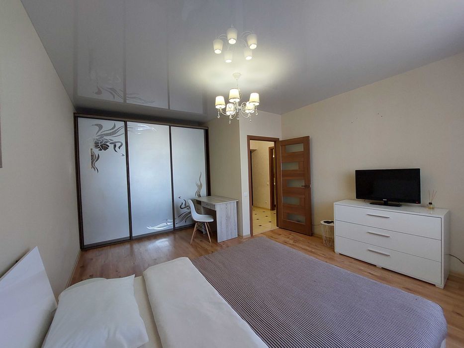 Оренда подобова З СВІТЛОМ м.С.Парк вул.Лисенка 8