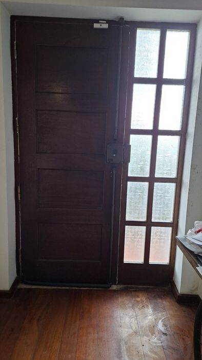 Porta de rua em bom estado