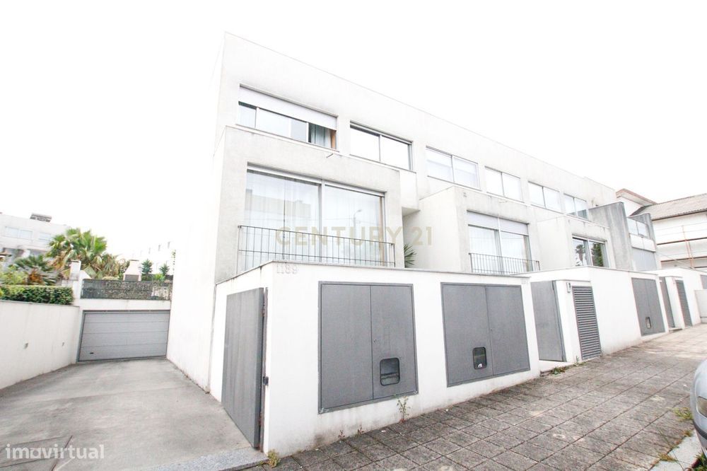 Moradia T3+1 em Alfena, Porto — Excelente localização, conforto e qual