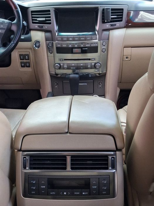 Lexus LX570 в гарному стані Торг є