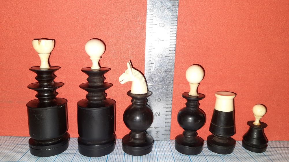 Антикварні шахи із рога буйвола, слонової кістки і перламутра.