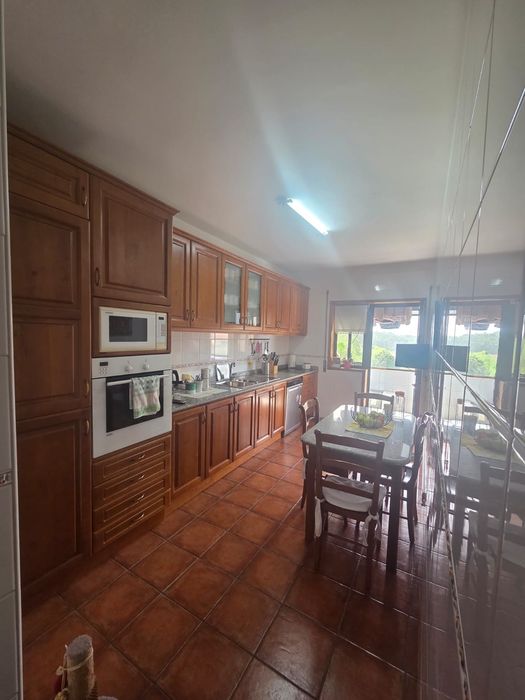 Móveis de cozinha em madeira maciça de alta qualidade.