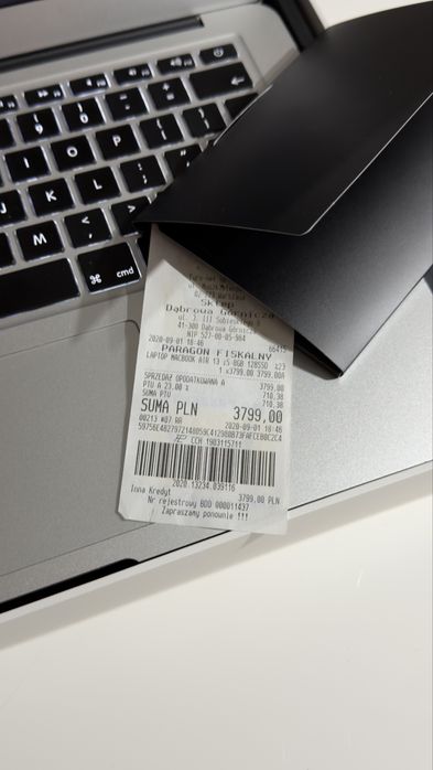 MacBook Air igłą