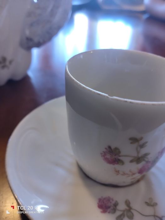 Conjunto de quatro chávenas com pires, bule e leiteira